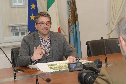 L'assessore FVG alle Autonomie locali, Pierpaolo Roberti, durante la conferenza stampa